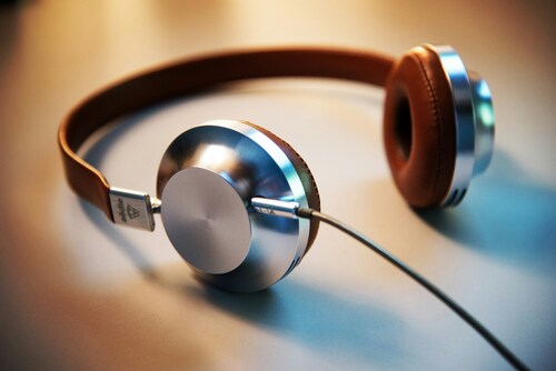 Desk-mounted headphone hook – practical storage